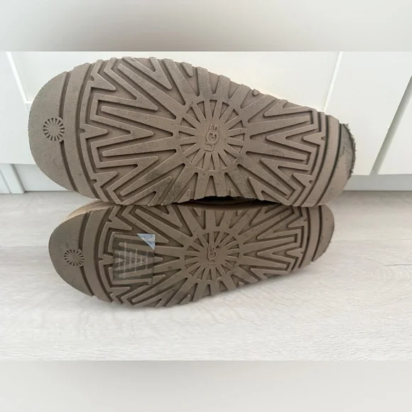 UGG Women's Cream and Tan Sheepskin Slippers on platform - Picture 9 of 9